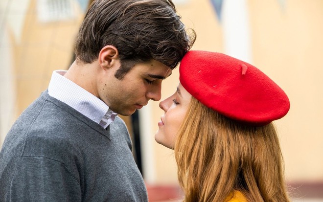 Davi/Rafael (Rafael Vitti) aproxima o rosto do de Isadora (Larissa Manoela) em cena da novela Além da Ilusão