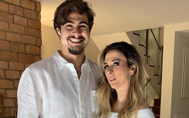 Foto de Rafael Vitti, à esquerda, com Tatá Werneck, à direita, de branco