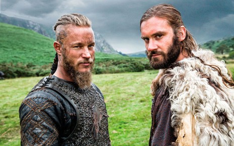 Ragnar (Travis Fimmel) e Rollo (Clive Standen) em cena de Vikings