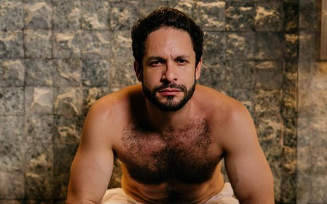 Sem camisa e com o peito peludo, Rainer Cadete faz carão em foto do Instagram