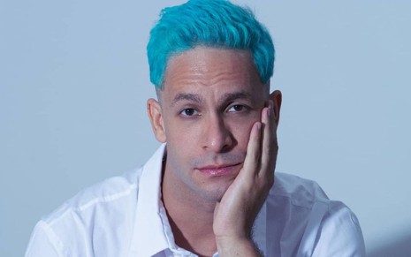 Rainer Cadete posa para foto com cabelo azul