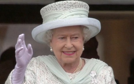 Rainha Elizabeth 2ª está vestida de branco e acenando