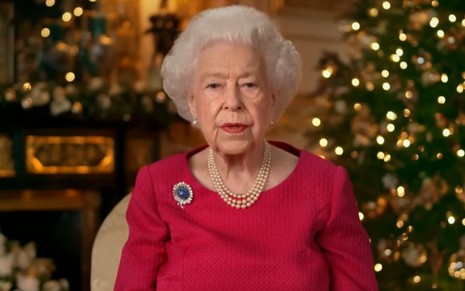 Rainha Elizabeth 2ª veste vermelho durante pronunciamento de Natal