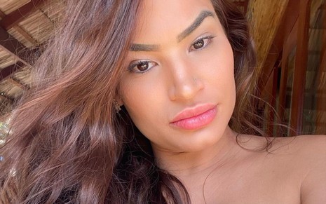 Raissa Barbosa posa maquiada em selfie