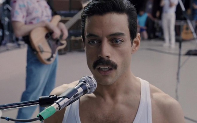 Rami Malek em cena de Bohemian Rhapsody
