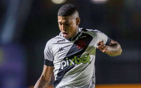 Raniel, do Vasco, veste uniforme branco com faixa diagonal preta durante partida do Brasileirão