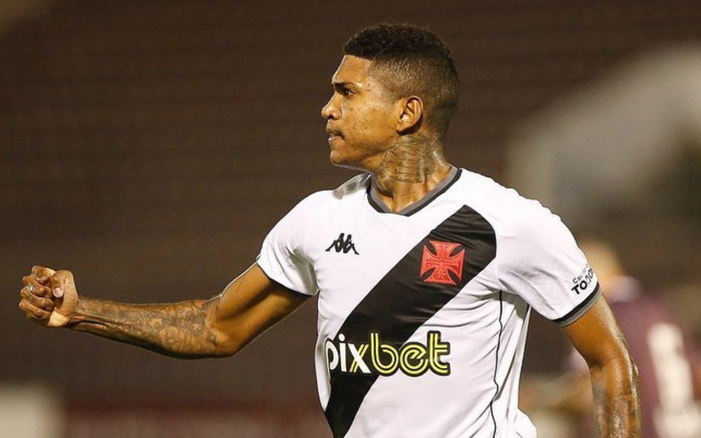 Raniel, do Vasco, jogando pelo clube com uniforme branco com faixa preta