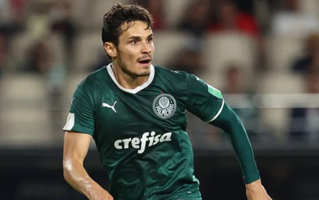 Raphael Veiga comemora gol no Mundial de Clubes com a camisa verde do Palmeiras