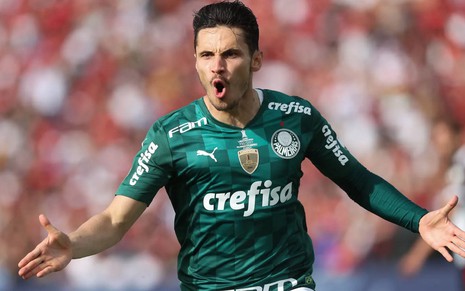 Raphael Veiga comemora gol na final da Libertadores contra o Flamengo com a camisa verde do Palmeiras