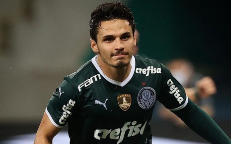 Raphael Veiga, do Palmeiras, jogando com uniforme verde do clube