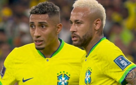 Imagem de Raphinha (à esq.) e Neymar durante jogo contra a Croácia na Copa do Mundo