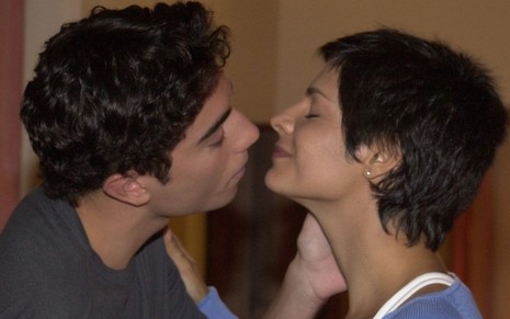 Os atores Helena Ranaldi e Pedro Frutado prestes a se beijar em cena de Mulheres Apaixonadas