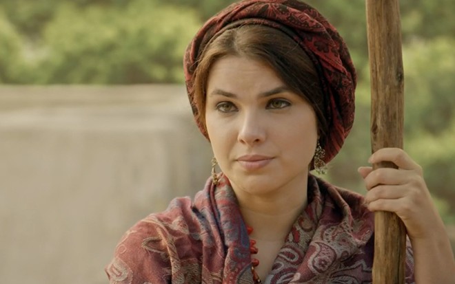 Thaís Melchior segura cajado em cena da novela Gênesis