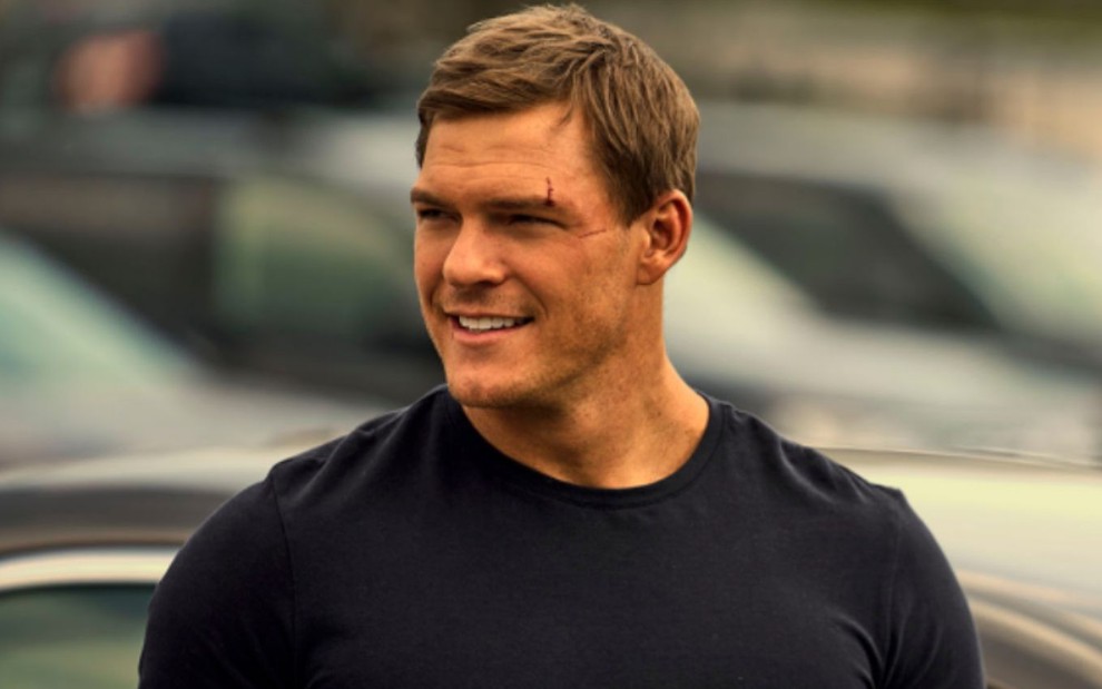 Alan Ritchson em cena de Reacher