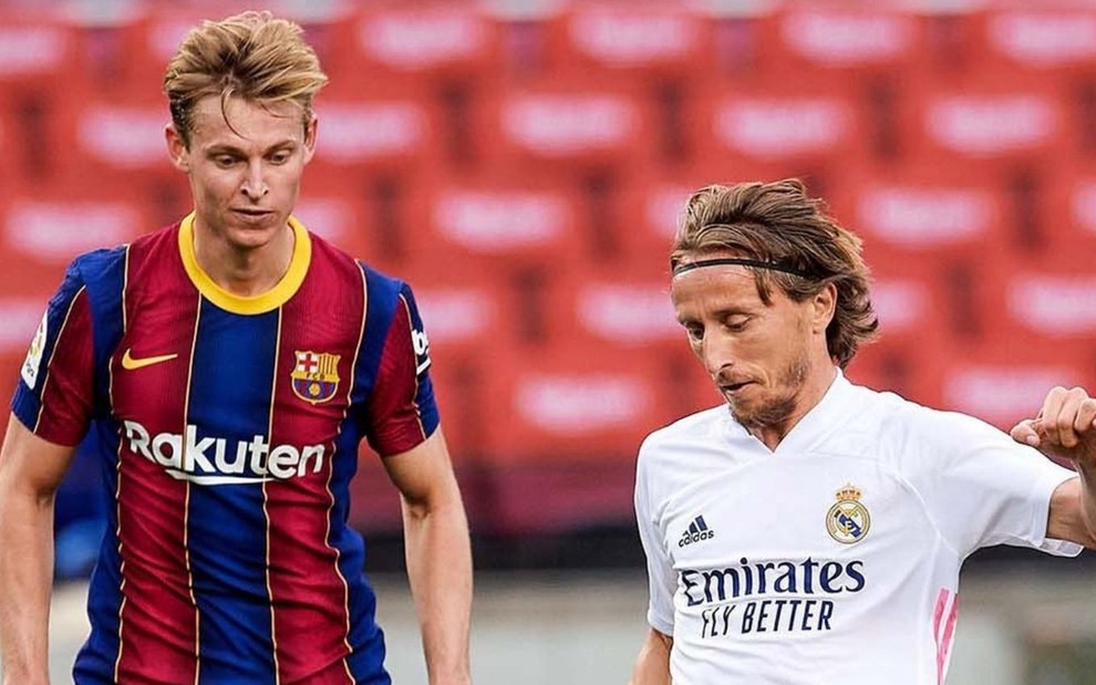 Jogadores Luka Modrić e Frenkie de Jong disputam a bola durante partida entre Barcelona e Real Madrid