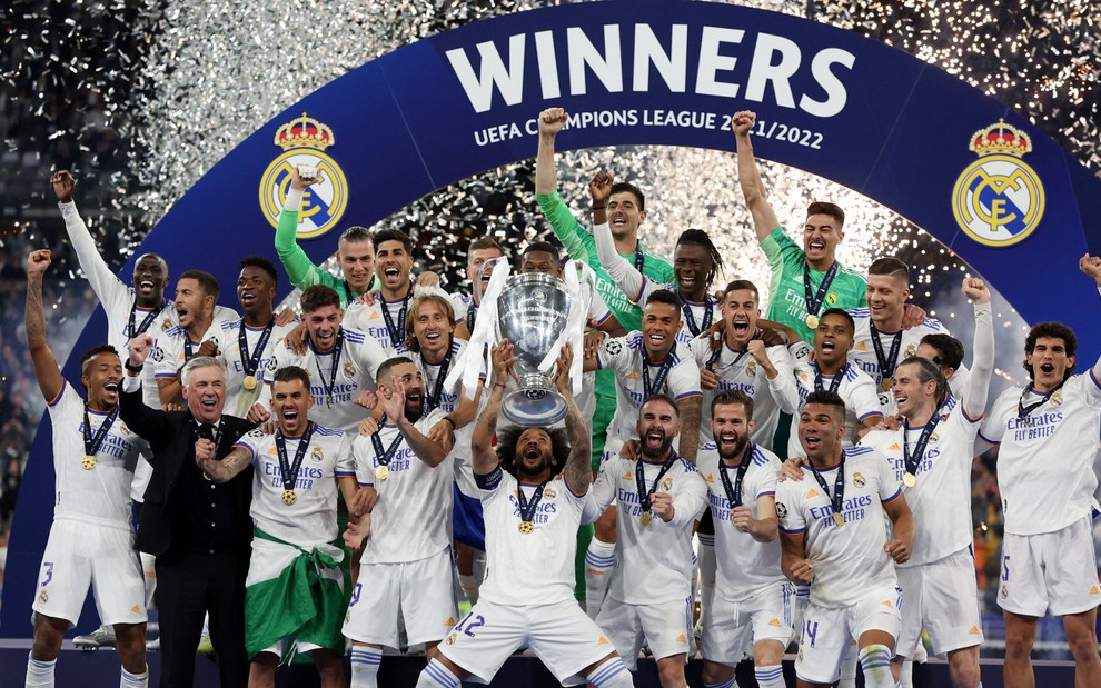 Marcelo levanta troféu da Champions League