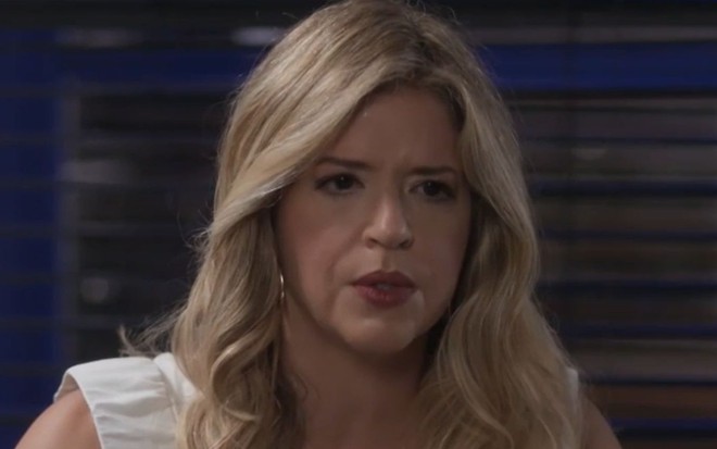 Mariana Santos com expressão séria em cena como Rebeca da novela Cara e Coragem