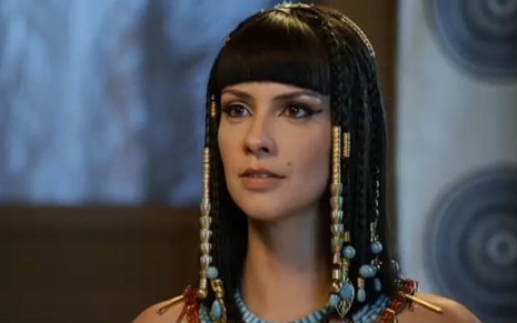 Camila Rodrigues grava cena com expressão séria, como Nefertari em A Bíblia