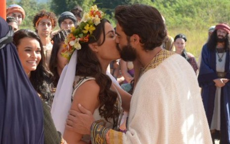 Giselle Itié e Guilherme Winter gravam cena de beijo no casamento de seus personagens, Zípora e Moisés