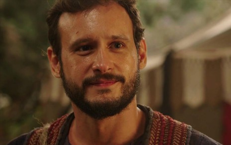 Guilherme Dellorto grava cena com expressão de felicidade, como Isaque em A Bíblia