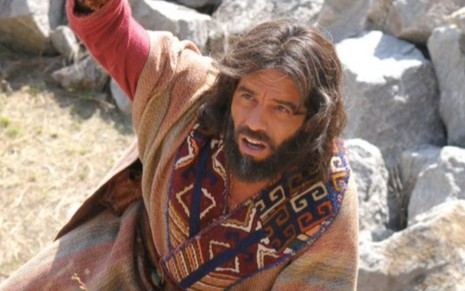 Guilherme Winter grava cena com expressão de dor, como Moisés em A Bíblia