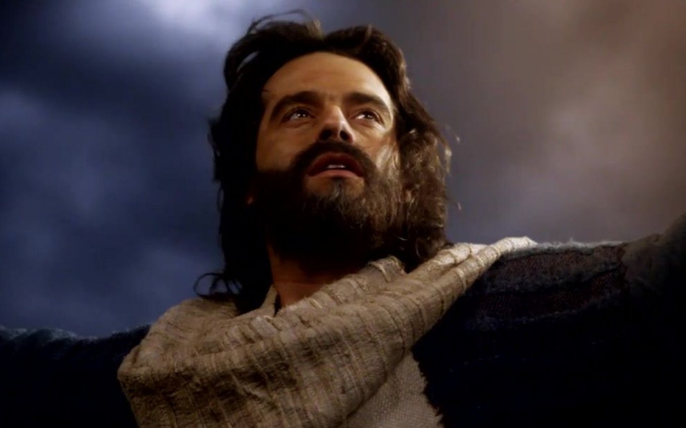 Guilherme Winter grava cena com expressão séria, de braços abertos, como Moisés em A Bíblia