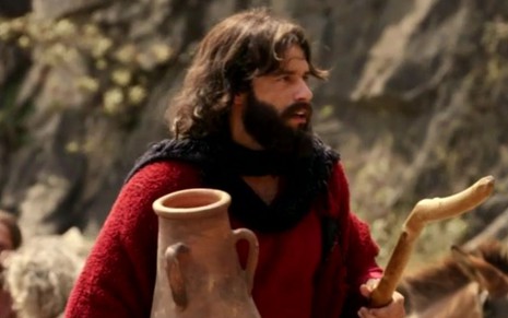 Guilherme Winter grava cena com expressão tensa, como Moisés em A Bíblia