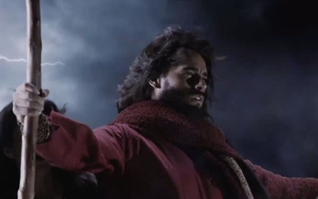 O ator Guilherme Winter caracterizado como Moisés em cena de A Bíblia, da Record