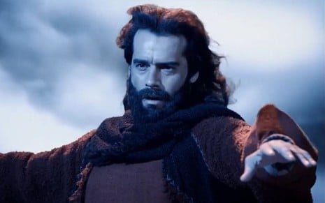 Moisés (Guilherme Winter) em cena de Os Dez Mandamentos, novela bíblica da Record