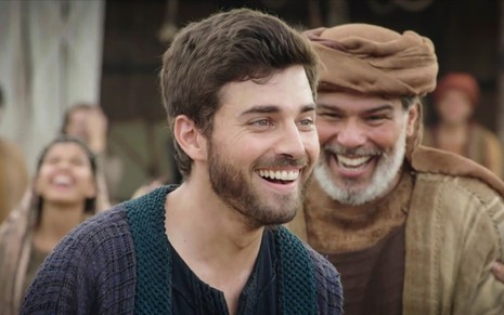 Miguel Coelho em cena de A Bíblia: caracterizado como Jacó, personagem ri à toa