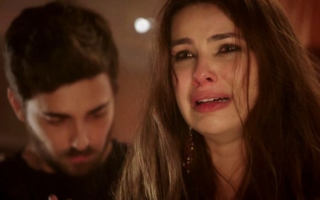 Thais Melchior caracterizada como Raquel em Gênesis, atriz está em close e chora
