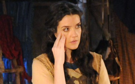 Larissa Maciel grava cena com expressão tensa e mão no rosto, como Miriã em A Bíblia