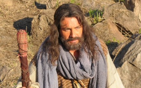 Petrônio Gontijo grava cena com expressão de sofrimento, como Arão em A Bíblia, da Record