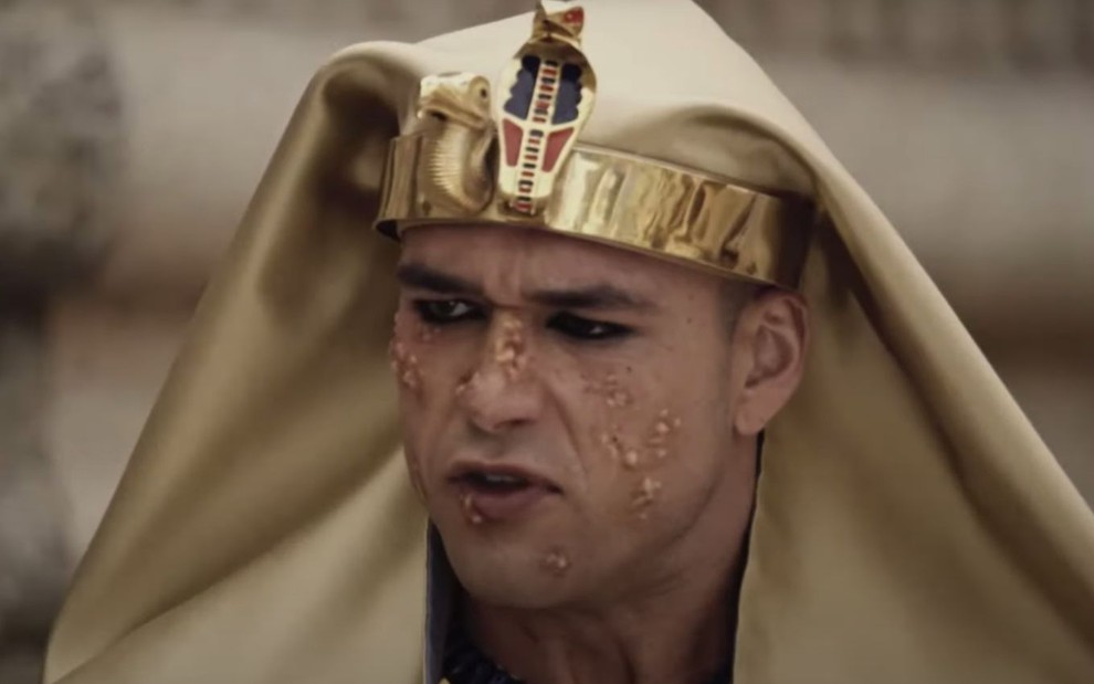 O ator Sergio Marone caracterizado como Ramsés 2, o Faraó do Egito, com perebas no rosto em cena de Os Dez Mandamentos/A Bíblia, da Record