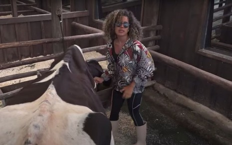A blogueira e participante de A Fazenda 13 Sthefane Matos na frente de uma vaca no reality da Record