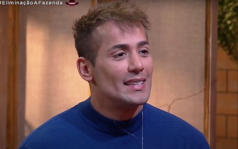 O cantor e participante de A Fazenda 13 Tiago Piquilo sorri sem graça após eliminação do reality da Record