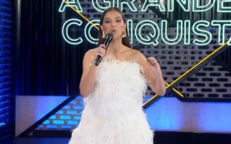 A apresentadora Mariana Rios suspira à frente de A Grande Conquista