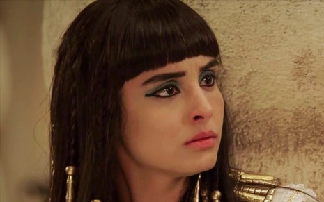 Letícia Almeida em cena de Gênesis: atriz está caracterizada como Asenate e olha com decepção para alguém fora do quadro