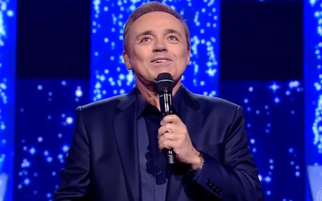O apresentador Gugu Liberato apresenta o Canta Comigo, da Record, em 2019