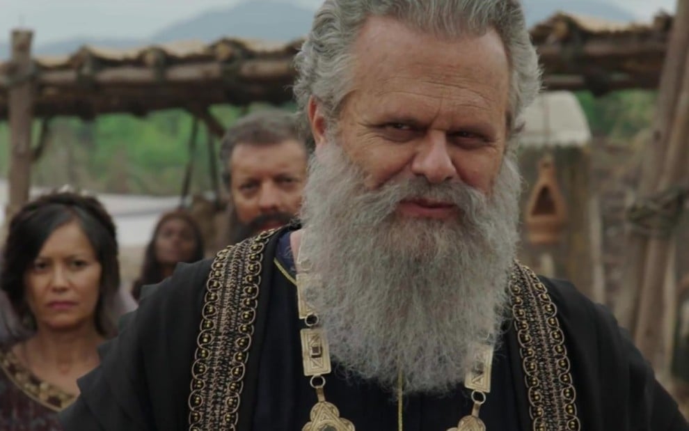 O ator Leonardo Franco grava com barba grande branca e olhar de desconfiança como o rei Abimeleque de Gênesis, da Record
