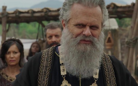 O ator Leonardo Franco grava com barba grande branca e olhar de desconfiança como o rei Abimeleque de Gênesis, da Record