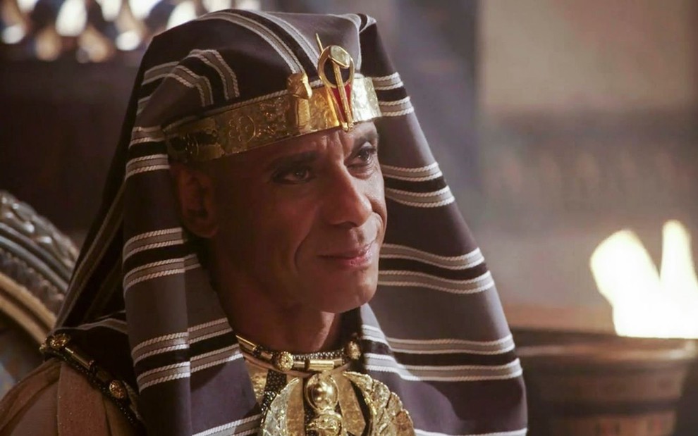 Jorge Lucas em cena de Gênesis: ator está caracterizado como Apepi e olha de maneira séria para alguém fora do quadro