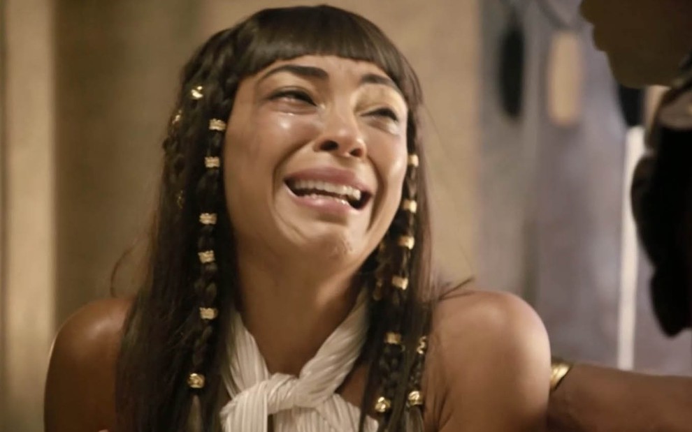 A atriz Dandara Albuquerque com expressão de choro, e lágrimas rolando pelo rosto, como a Neferíades em cena de Gênesis