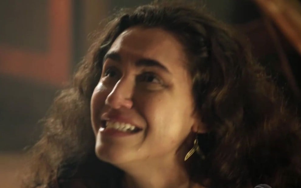 Giovanna Coimbra em cena de Gênesis: caracterizada como Diná, atriz está em close e chora