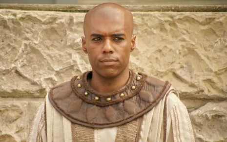 O ator Dudu de Oliveira com a cabeça raspada na máquina zero e com vestes egípcias como o Abumani em cena de Gênesis