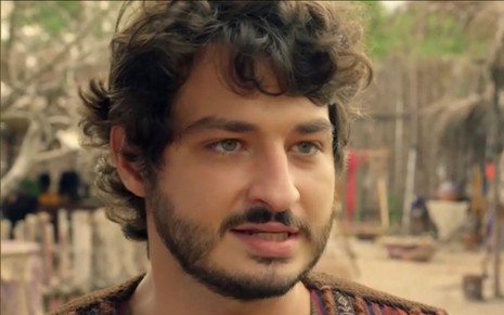 César Cardareiro em cena de Gênesis: ator está caracterizado como Éder