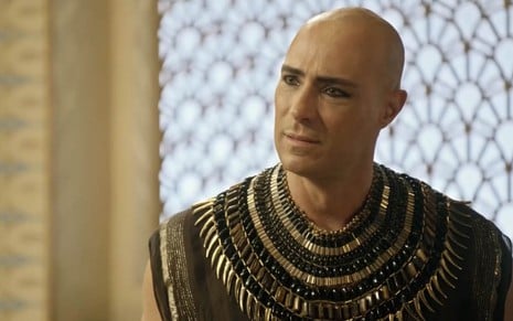 O ator Fernando Pavão com expressão de raiva misturada com tristeza como o faraó Sheshi em cena de Gênesis