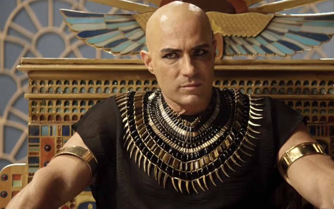 Com cara de poucos amigos, Fernando Pavão está careca, com kajal nos olhos e veste preta como o faraó Sheshi em Gênesis
