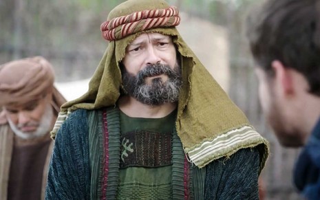 O ator Heitor Martinez caracterizado como Labão em cena de Gênesis