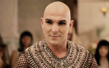 O ator Igor Rickli com a cabeça raspada e kajal nos olhos com vestes egípcias em mais um disfarce de Lúcifer em cena de Gênesis